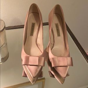Satin pumps